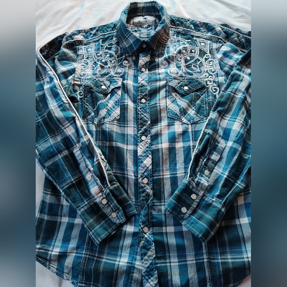 Pop Icon Clothing by Buckle Ladies Snap Up Blouse. Size Large Long Adj. Sleeves.